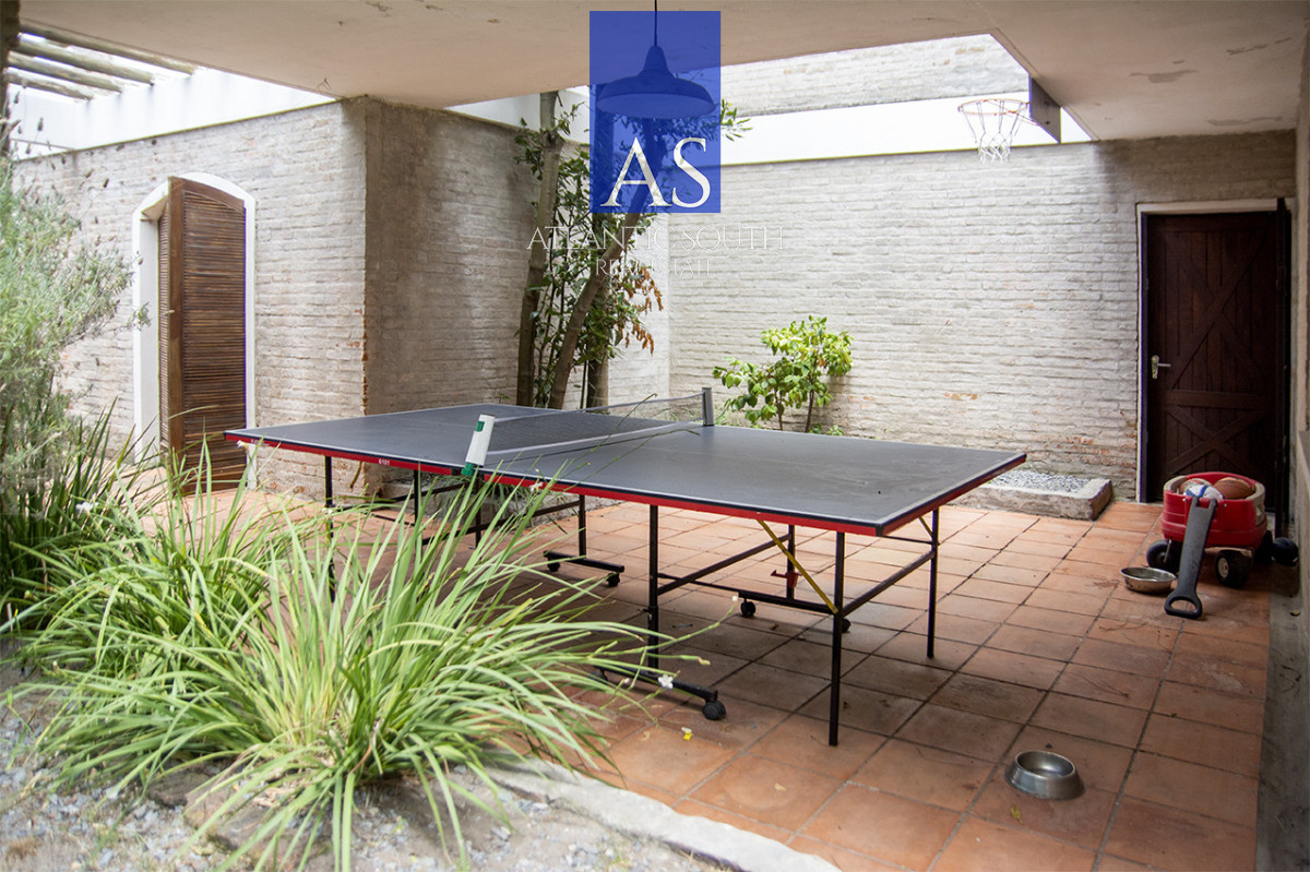 Casa ID.4744 - Exclusiva Casa a 60 Metros del Mar en Playa Mansa | 5 Dormitorios y Amplio Terreno