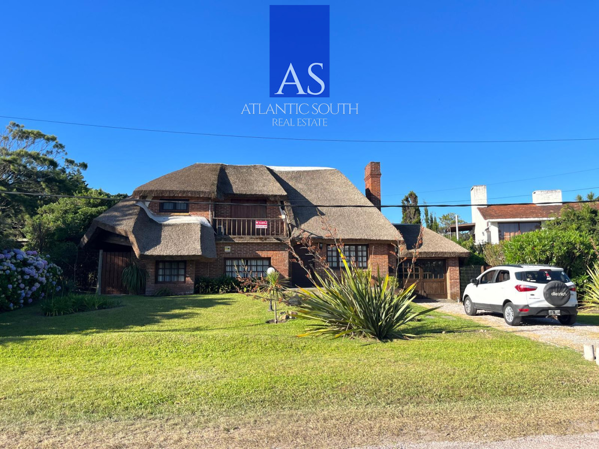 Casa ID.4717 - Casa de 4 dormitorios en venta a 100 metros de Playa Mansa en Pinares Punta del Este