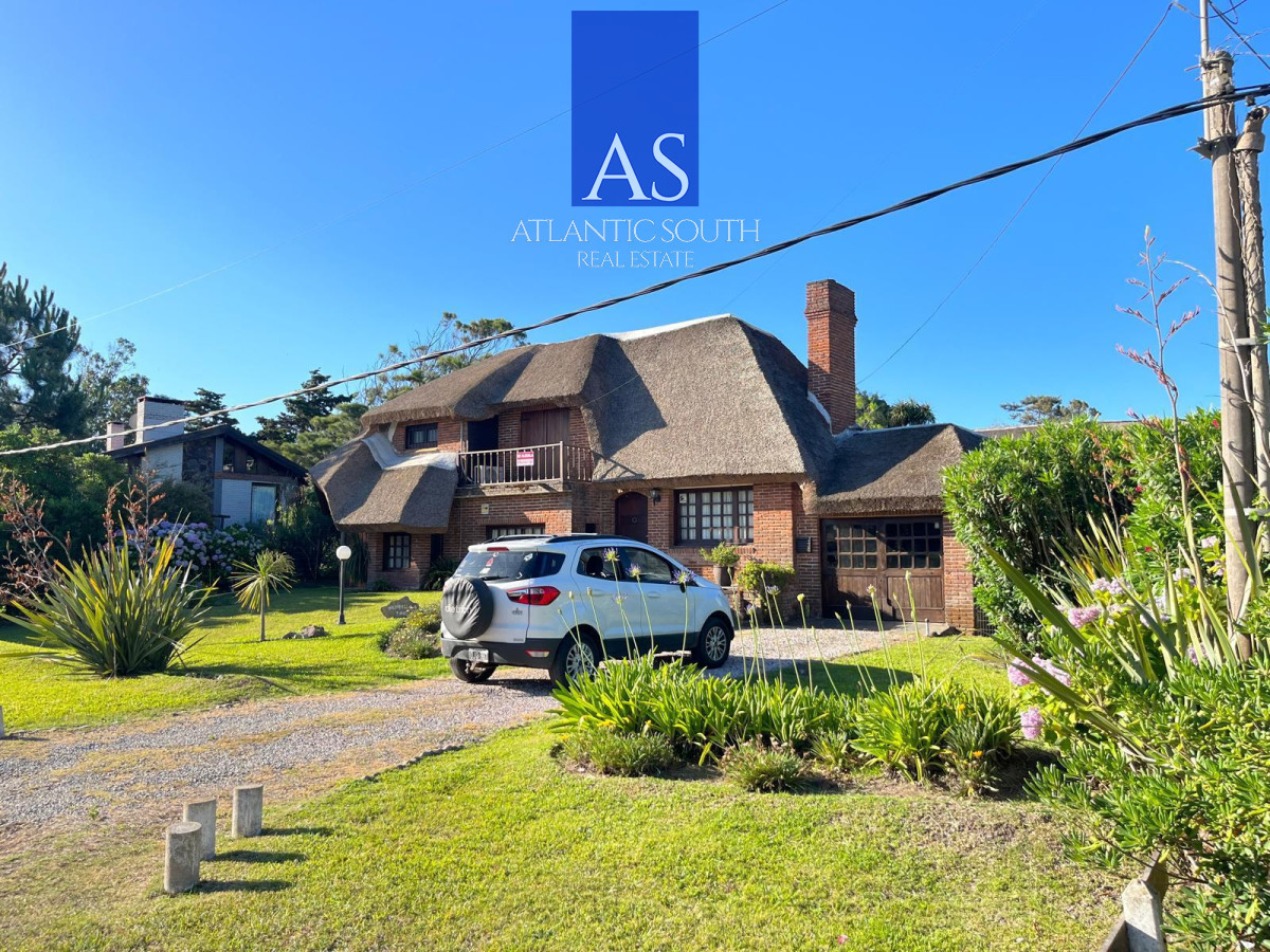 Casa ID.4717 - Casa de 4 dormitorios en venta a 100 metros de Playa Mansa en Pinares Punta del Este