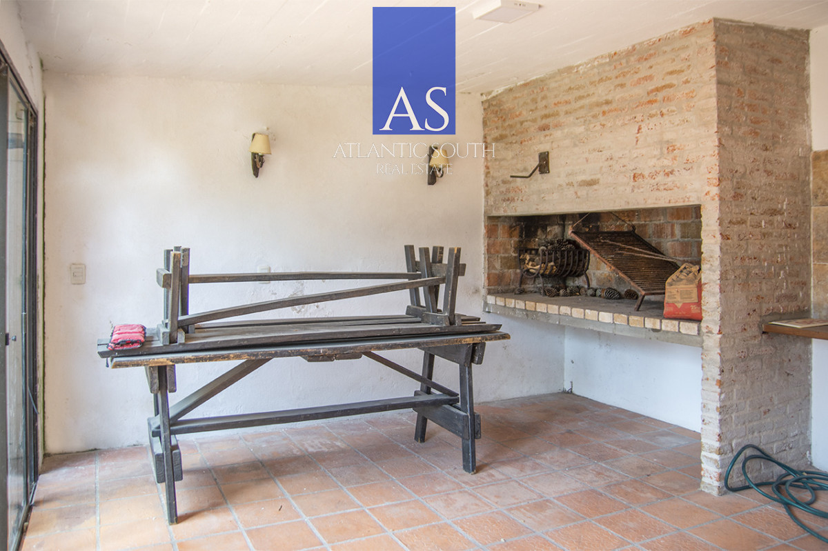 Casa ID.4744 - Exclusiva Casa a 60 Metros del Mar en Playa Mansa | 5 Dormitorios y Amplio Terreno