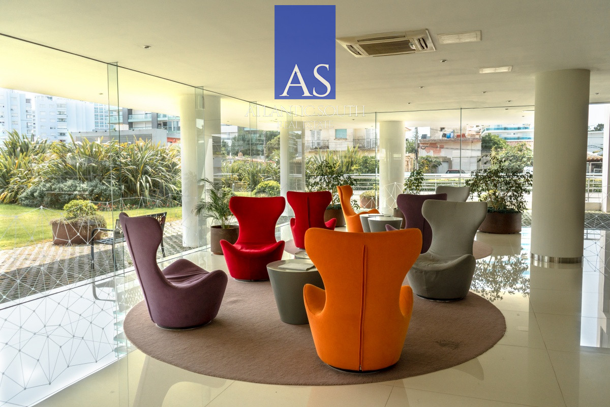 Apartamento ID.4055 - Vende departamento de 2 dormitorios finamente decorado en Torre Onix, Punta del Este