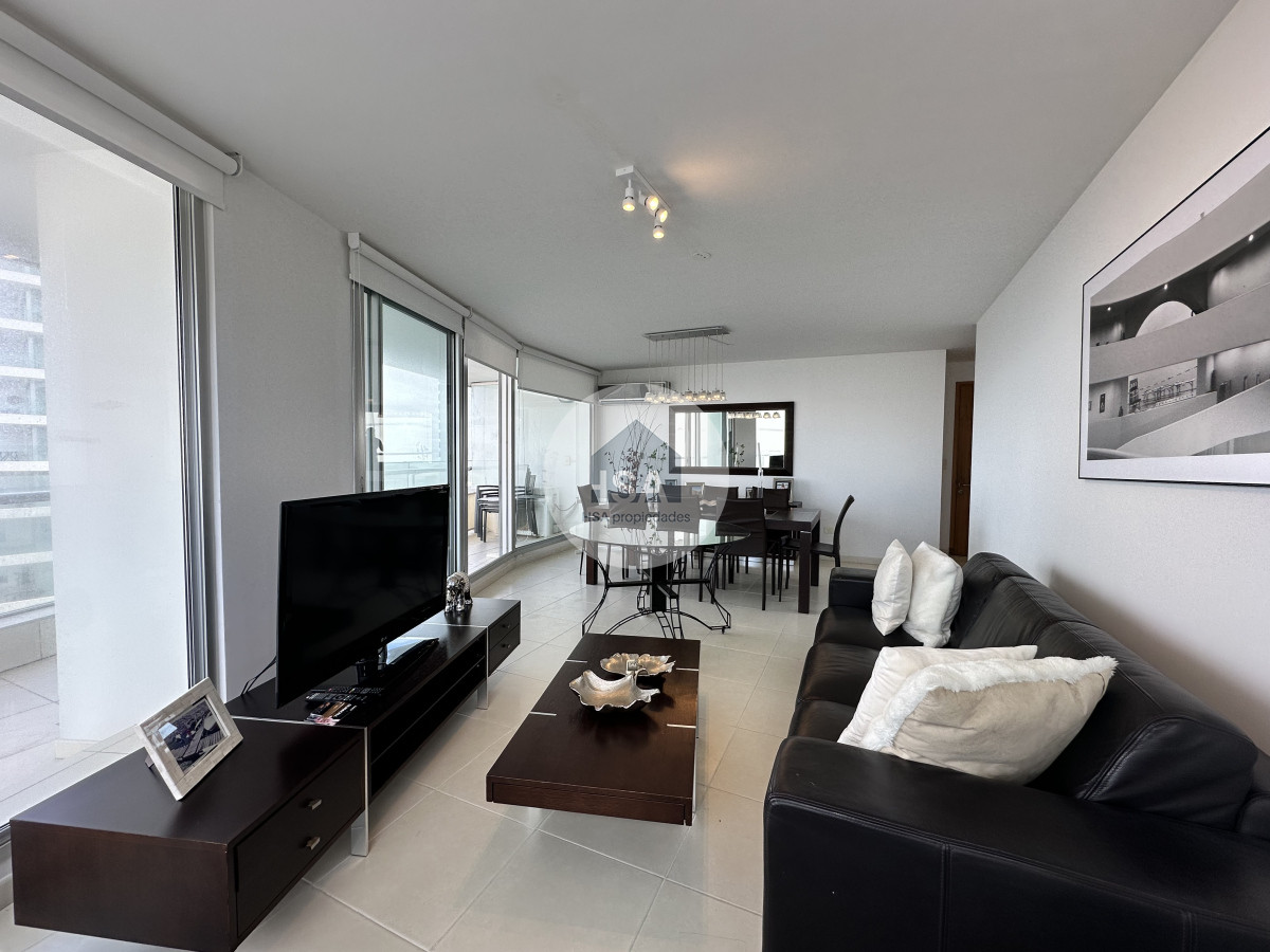 Apartamento ID.636 - Vende apartamento de 3 dormitorios en Seasons Tower, Punta del Este