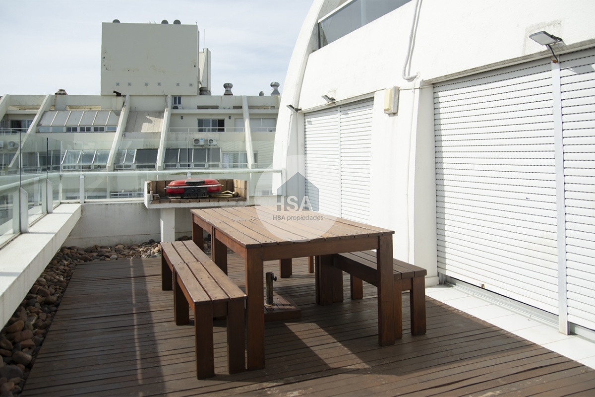 Apartamento ID.639 - Espectacular Penthouse en venta a pasos del mar. 3 dormitorios + dependencia. Playa Brava.