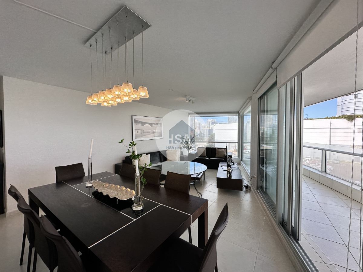Apartamento ID.636 - Vende apartamento de 3 dormitorios en Seasons Tower, Punta del Este