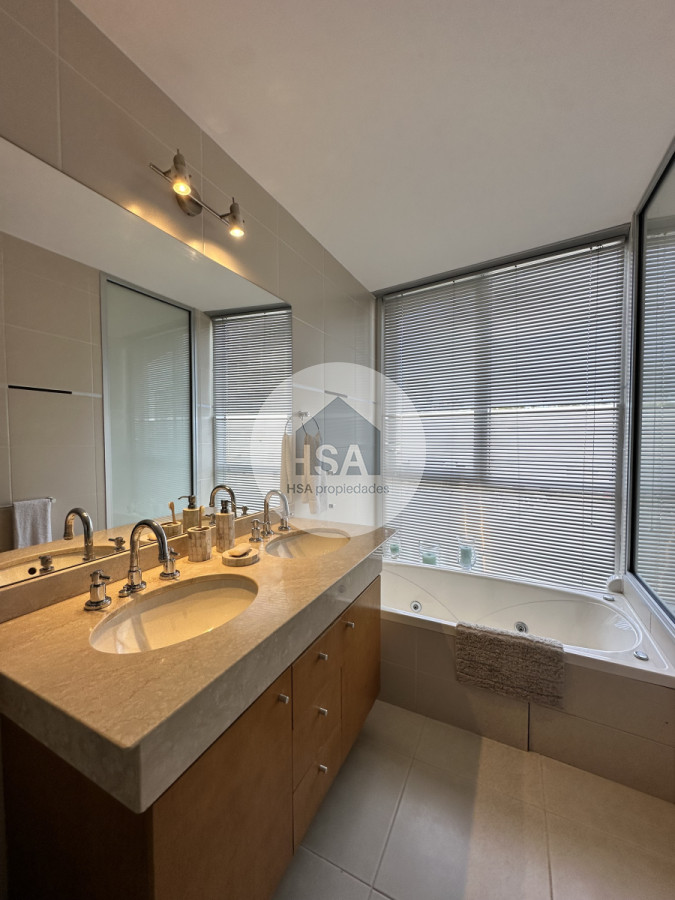 Apartamento ID.636 - Vende apartamento de 3 dormitorios en Seasons Tower, Punta del Este