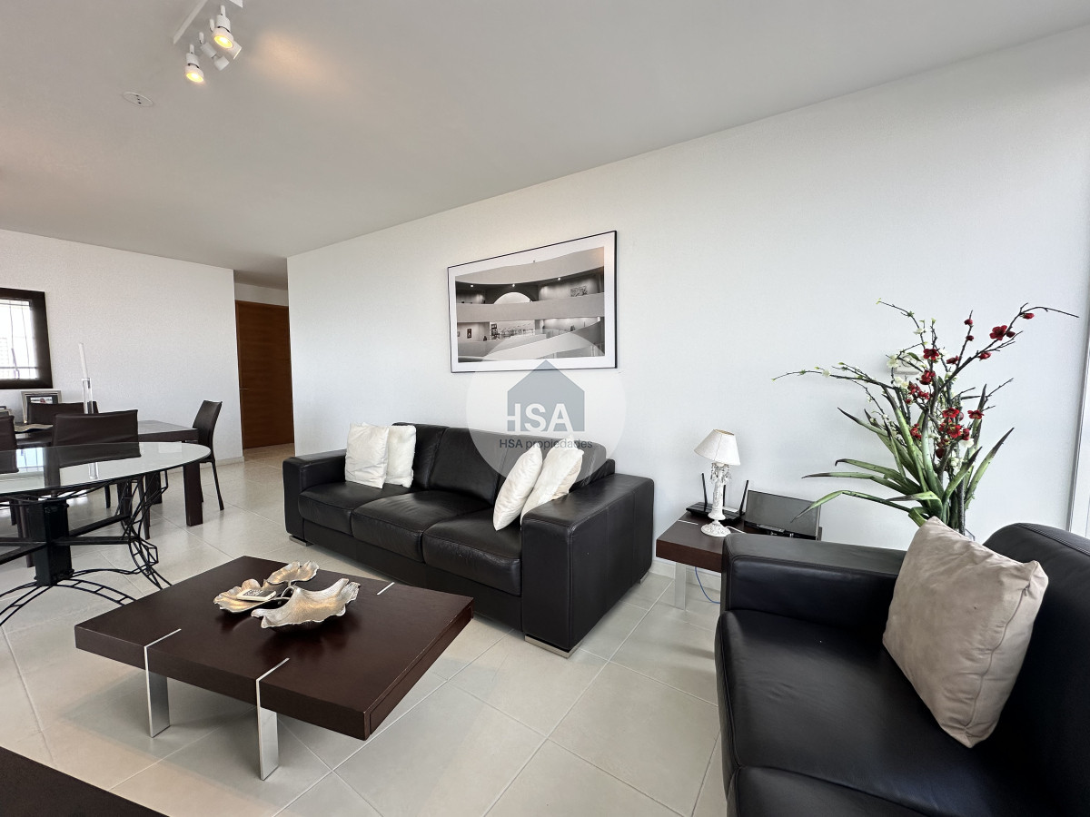 Apartamento ID.636 - Vende apartamento de 3 dormitorios en Seasons Tower, Punta del Este