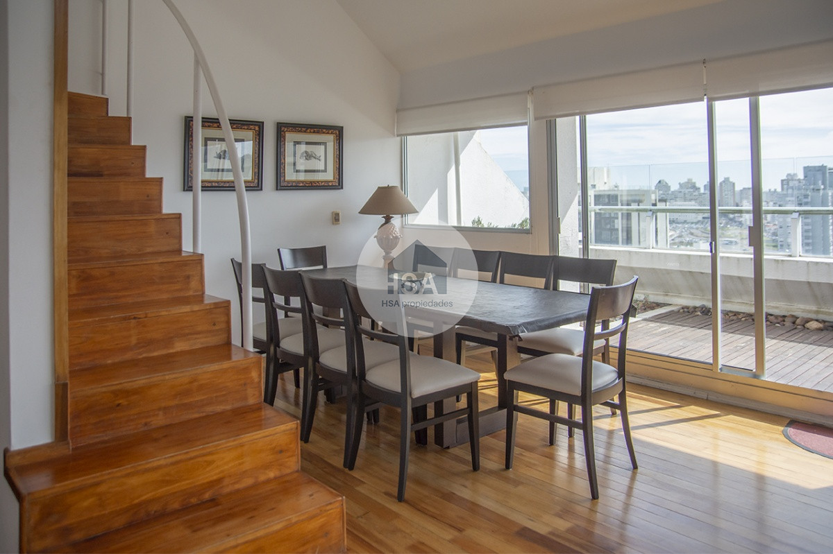 Apartamento ID.639 - Espectacular Penthouse en venta a pasos del mar. 3 dormitorios + dependencia. Playa Brava.