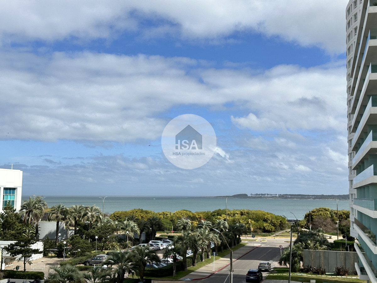 Apartamento ID.636 - Vende apartamento de 3 dormitorios en Seasons Tower, Punta del Este