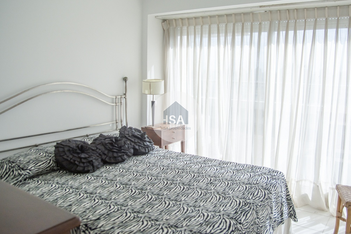 Apartamento ID.639 - Espectacular Penthouse en venta a pasos del mar. 3 dormitorios + dependencia. Playa Brava.