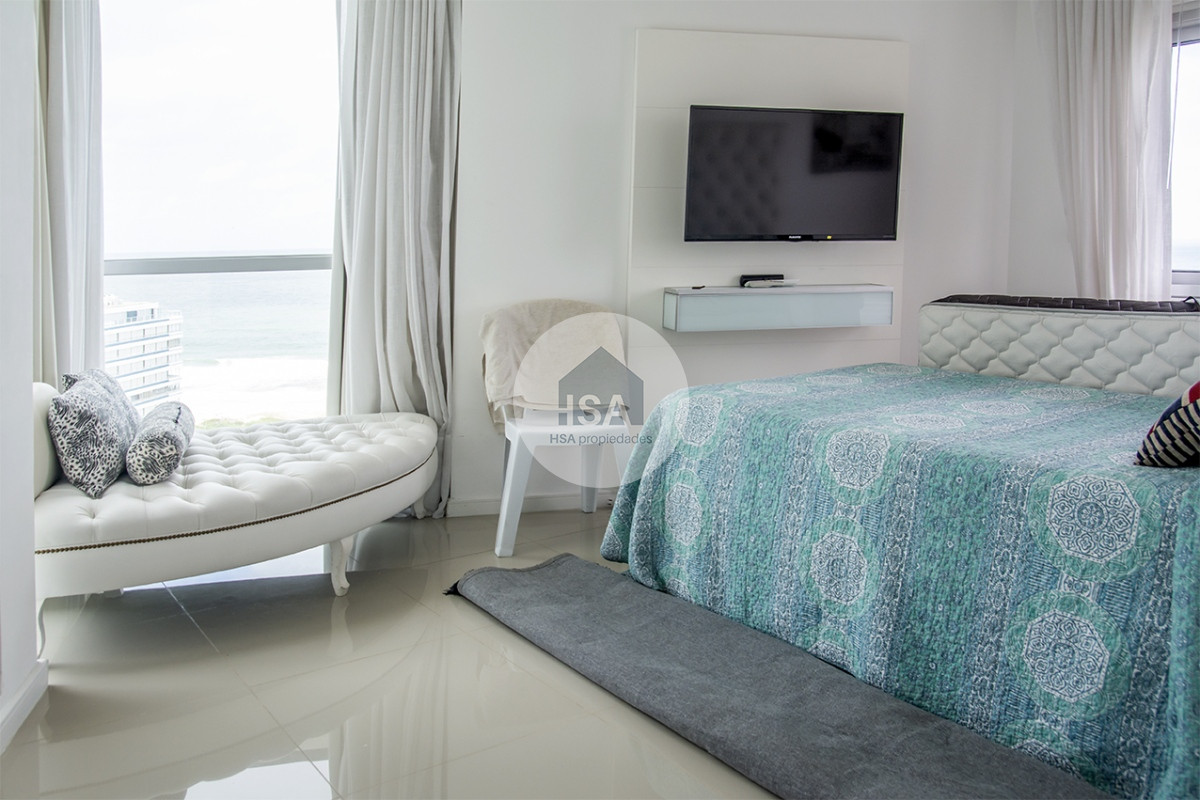 Apartamento ID.635 - Vende apartamento de 3 dormitorios en Wind Tower, piso alto con vista al mar , Punta del Este 