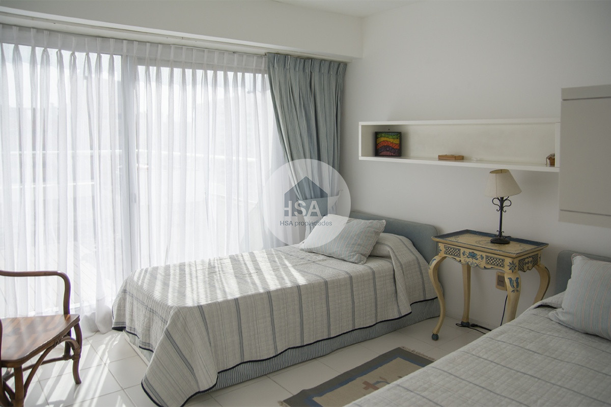 Apartamento ID.639 - Espectacular Penthouse en venta a pasos del mar. 3 dormitorios + dependencia. Playa Brava.