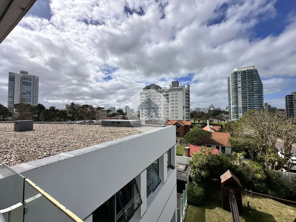 Apartamento ID.636 - Vende apartamento de 3 dormitorios en Seasons Tower, Punta del Este