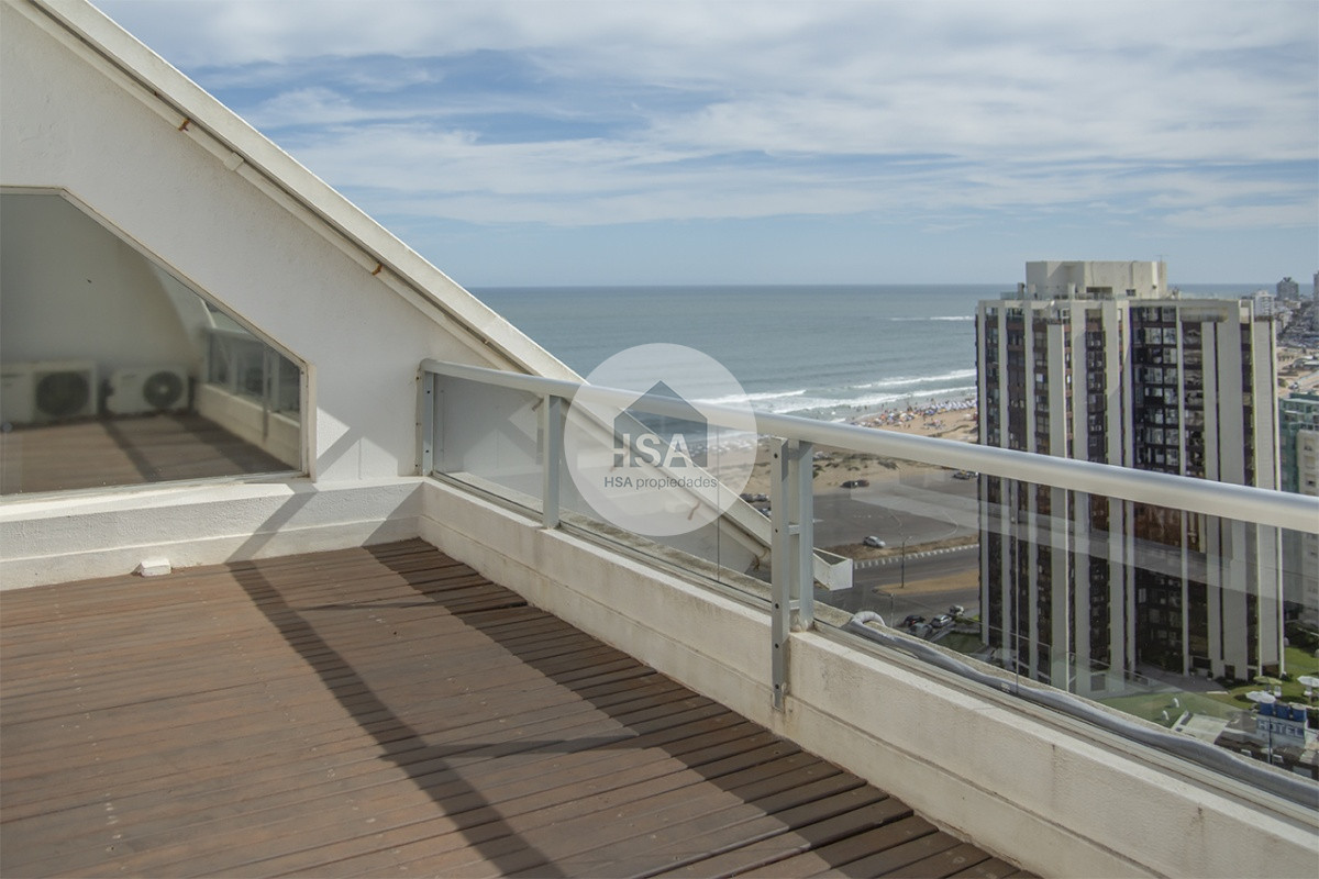 Apartamento ID.639 - Espectacular Penthouse en venta a pasos del mar. 3 dormitorios + dependencia. Playa Brava.
