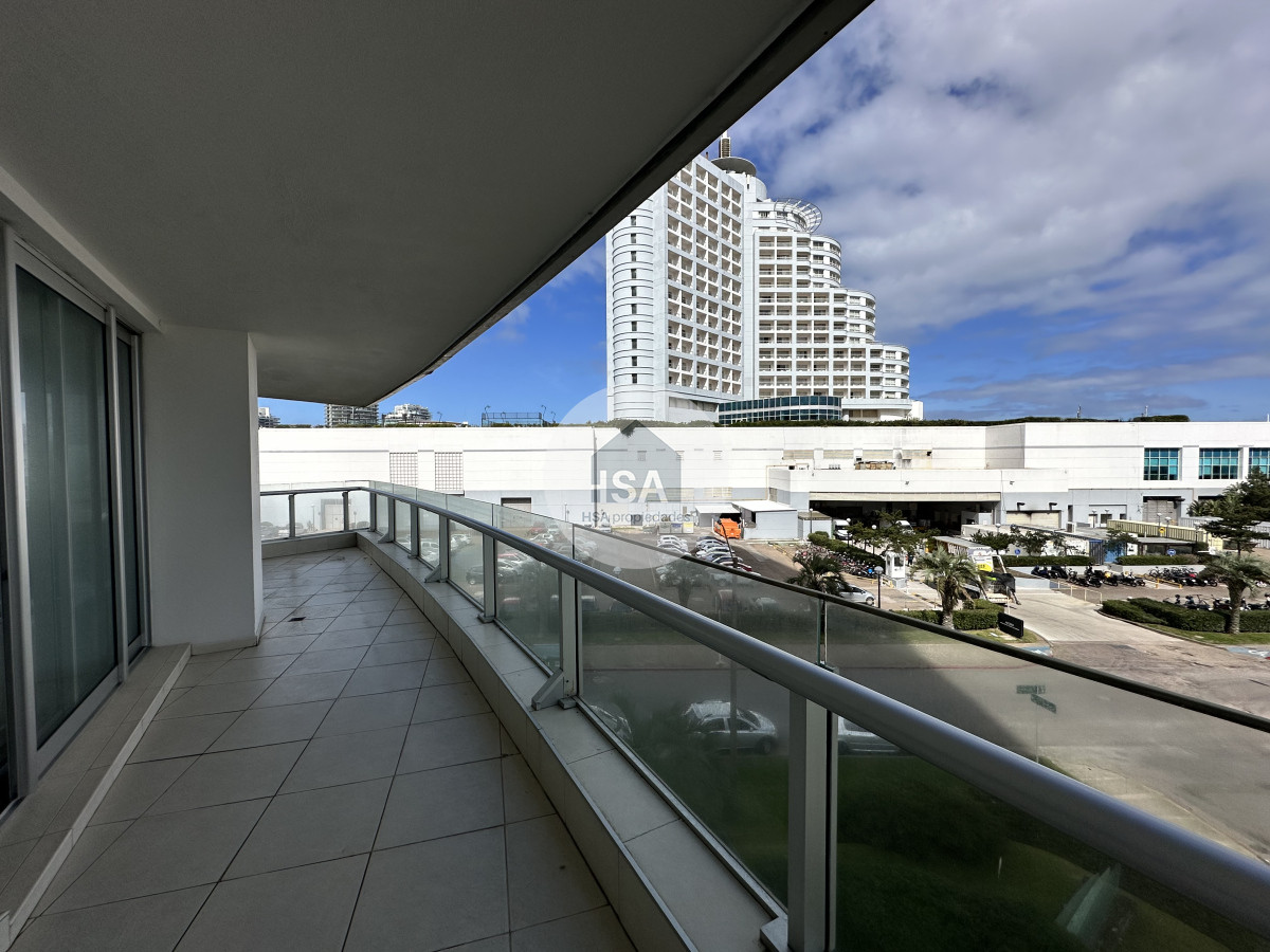 Apartamento ID.636 - Vende apartamento de 3 dormitorios en Seasons Tower, Punta del Este