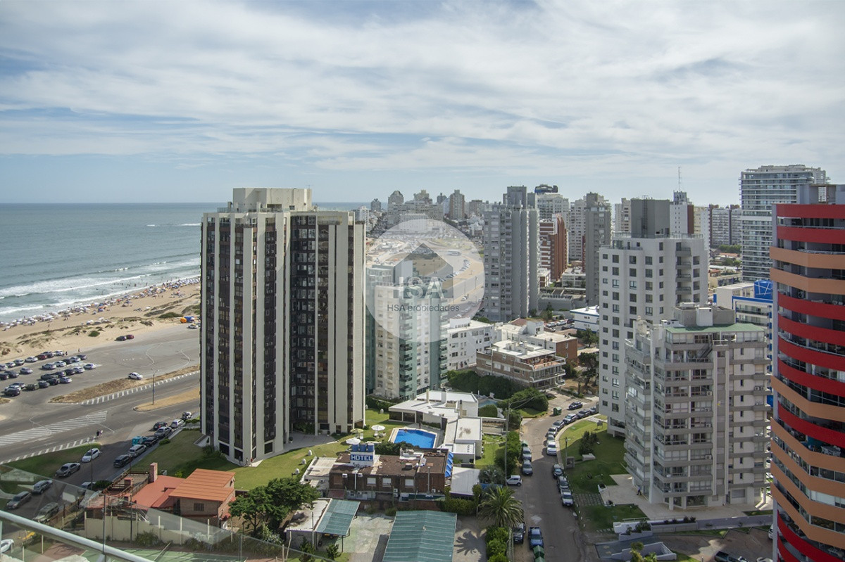 Apartamento ID.639 - Espectacular Penthouse en venta a pasos del mar. 3 dormitorios + dependencia. Playa Brava.