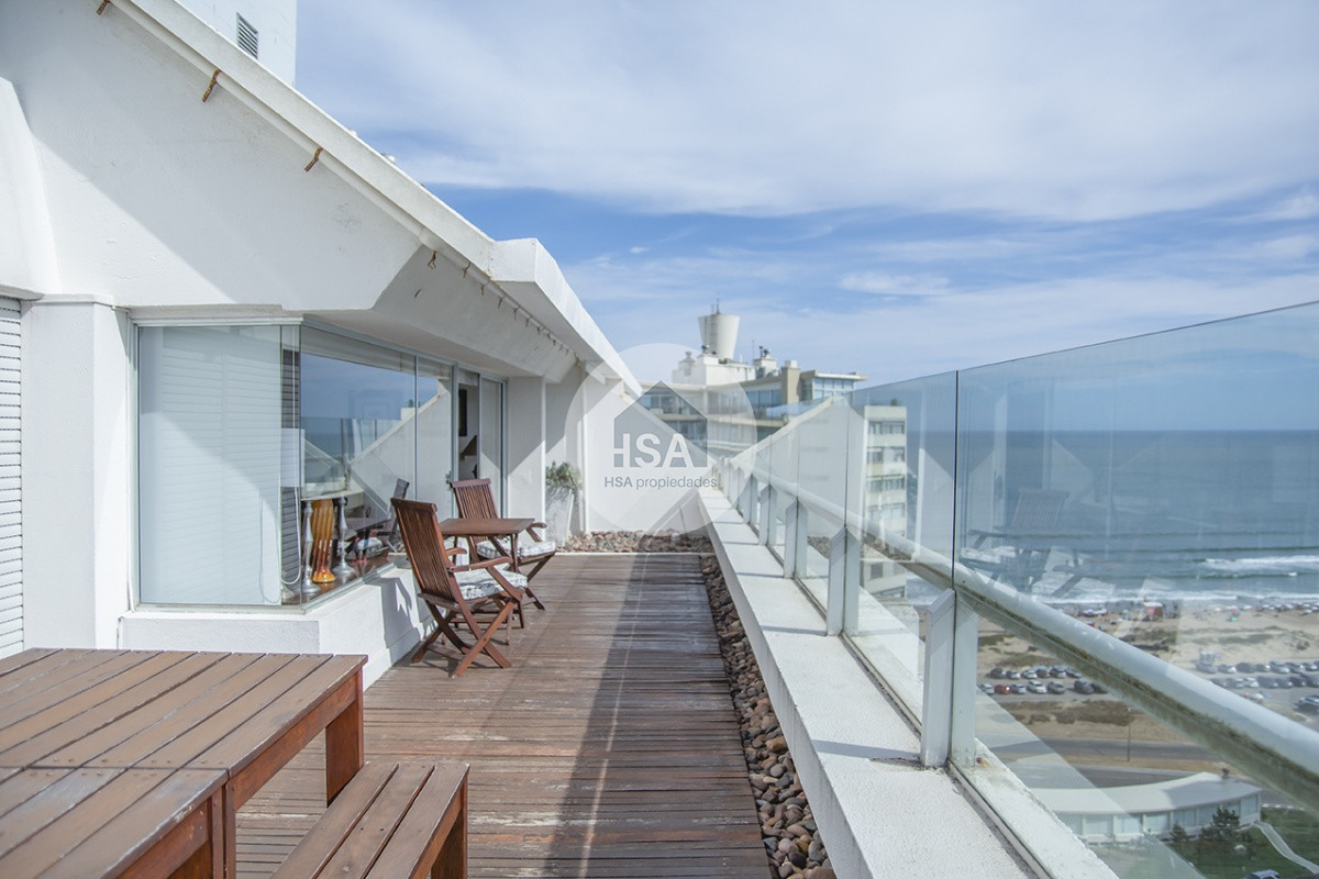 Apartamento ID.639 - Espectacular Penthouse en venta a pasos del mar. 3 dormitorios + dependencia. Playa Brava.