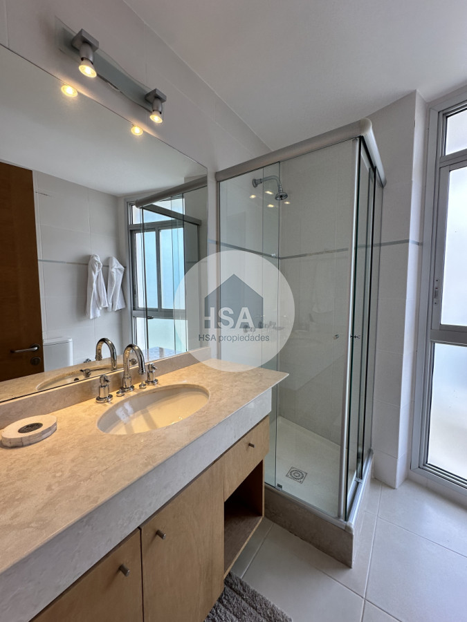 Apartamento ID.636 - Vende apartamento de 3 dormitorios en Seasons Tower, Punta del Este