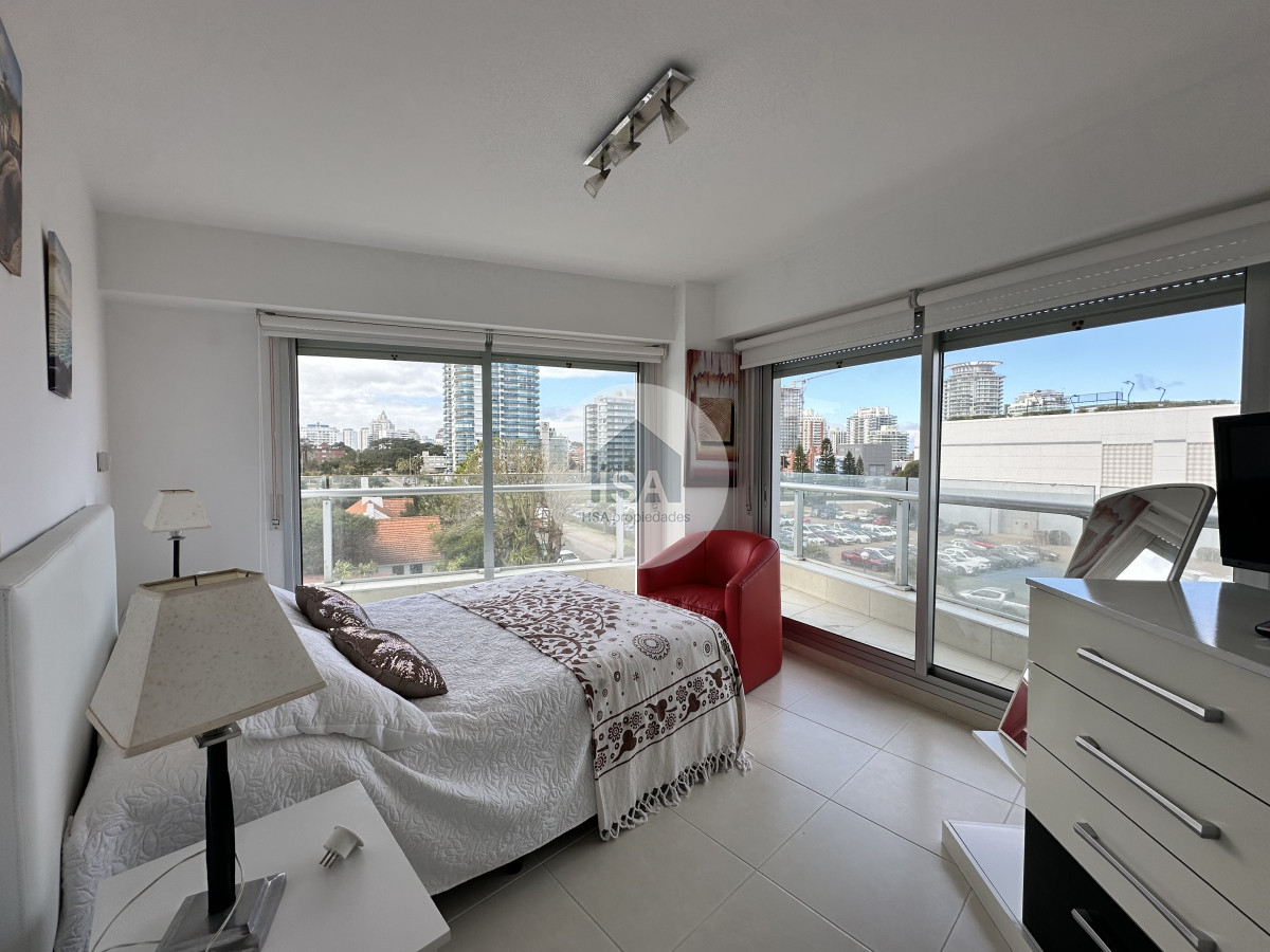 Apartamento ID.636 - Vende apartamento de 3 dormitorios en Seasons Tower, Punta del Este