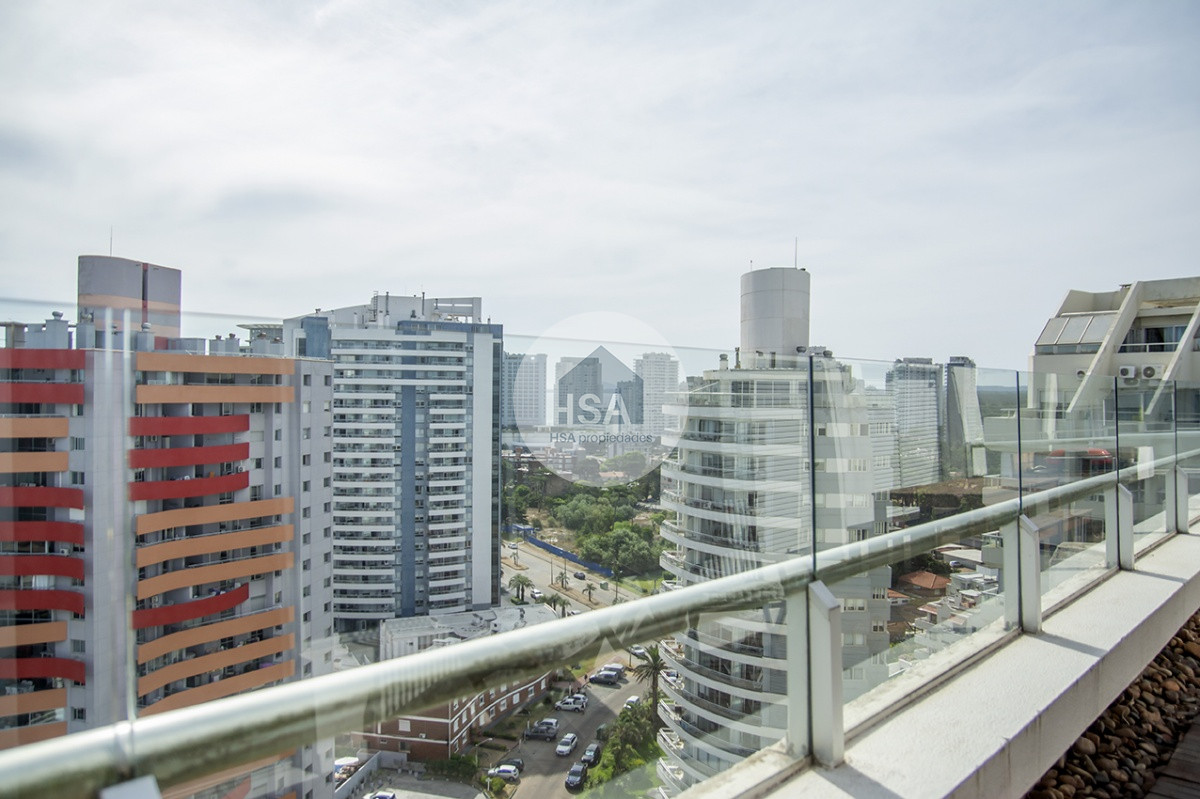 Apartamento ID.639 - Espectacular Penthouse en venta a pasos del mar. 3 dormitorios + dependencia. Playa Brava.