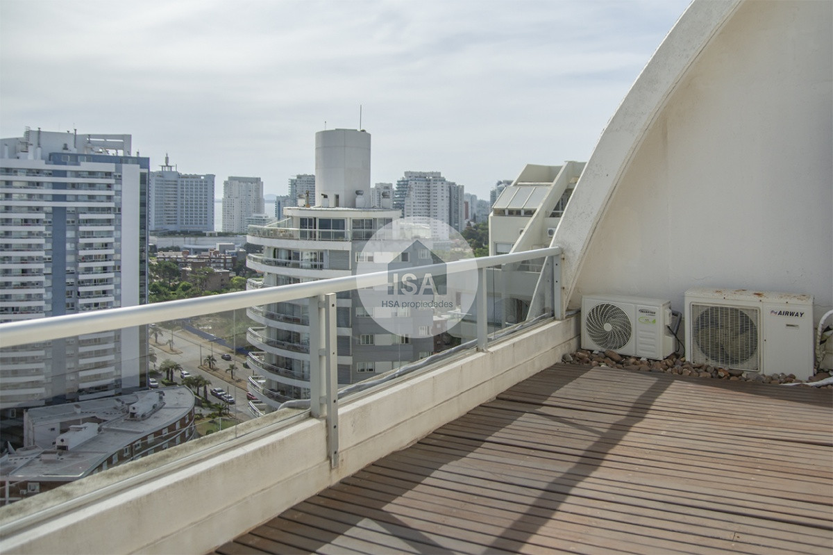 Apartamento ID.639 - Espectacular Penthouse en venta a pasos del mar. 3 dormitorios + dependencia. Playa Brava.