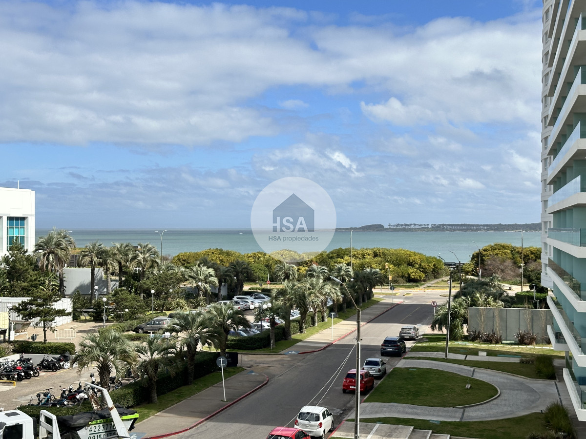 Apartamento ID.636 - Vende apartamento de 3 dormitorios en Seasons Tower, Punta del Este