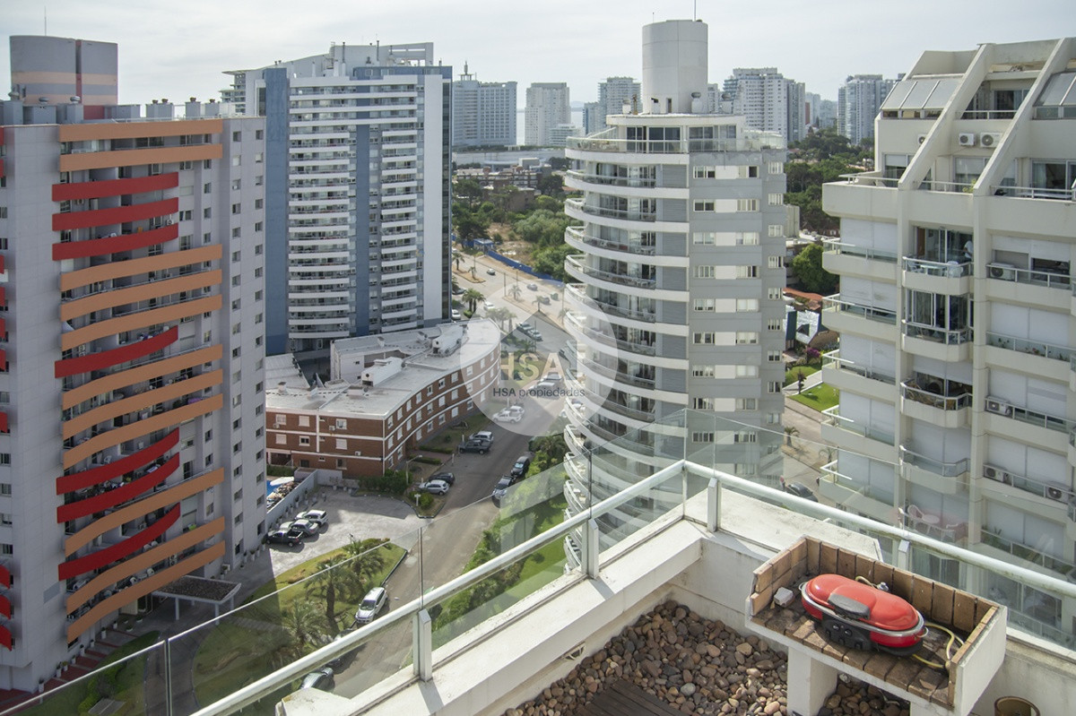 Apartamento ID.639 - Espectacular Penthouse en venta a pasos del mar. 3 dormitorios + dependencia. Playa Brava.