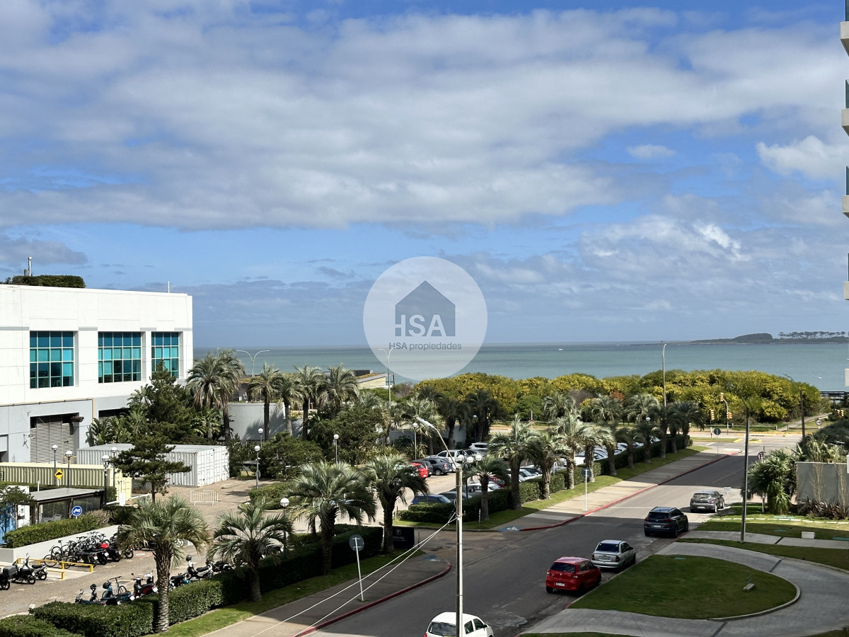 Apartamento ID.636 - Vende apartamento de 3 dormitorios en Seasons Tower, Punta del Este