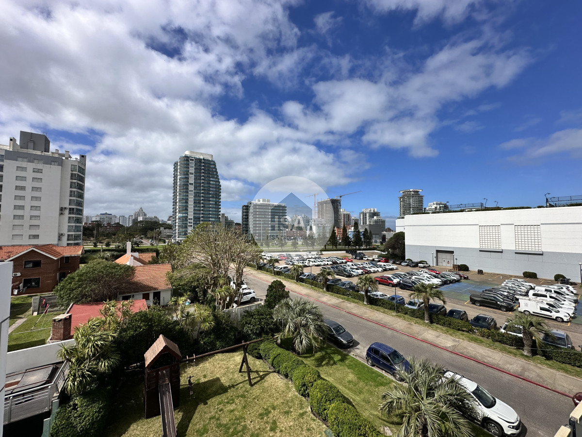 Apartamento ID.636 - Vende apartamento de 3 dormitorios en Seasons Tower, Punta del Este