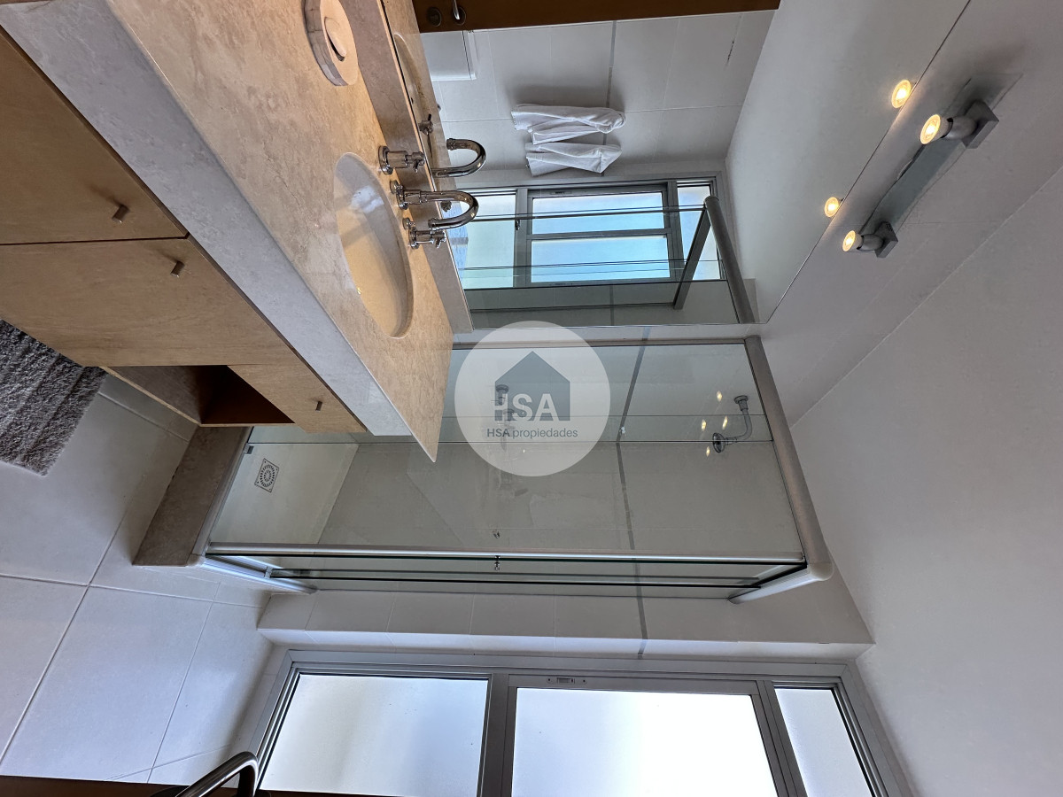 Apartamento ID.636 - Vende apartamento de 3 dormitorios en Seasons Tower, Punta del Este