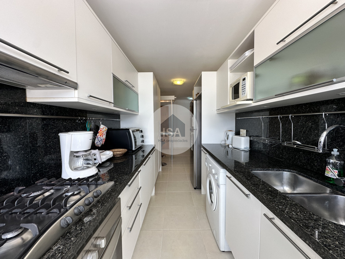 Apartamento ID.636 - Vende apartamento de 3 dormitorios en Seasons Tower, Punta del Este