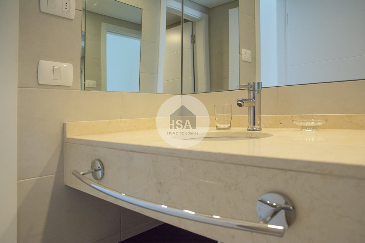Apartamento ID.635 - Vende apartamento de 3 dormitorios en Wind Tower, piso alto con vista al mar , Punta del Este 
