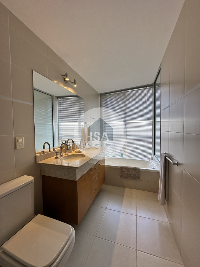 Apartamento ID.636 - Vende apartamento de 3 dormitorios en Seasons Tower, Punta del Este