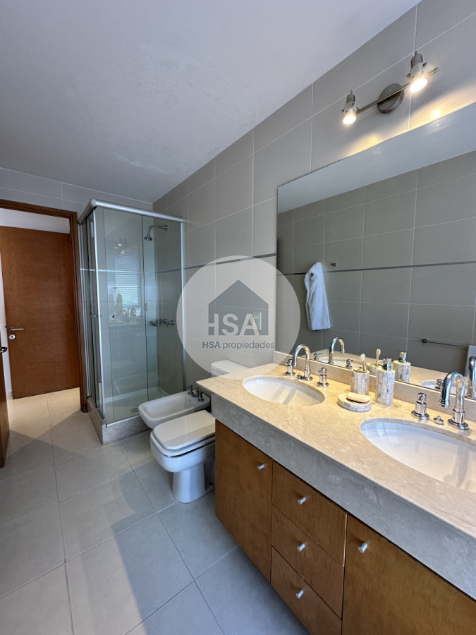 Apartamento ID.636 - Vende apartamento de 3 dormitorios en Seasons Tower, Punta del Este
