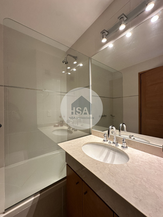Apartamento ID.636 - Vende apartamento de 3 dormitorios en Seasons Tower, Punta del Este