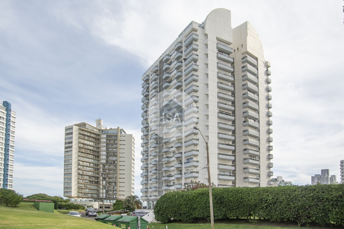 Apartamento ID.639 - Espectacular Penthouse en venta a pasos del mar. 3 dormitorios + dependencia. Playa Brava.