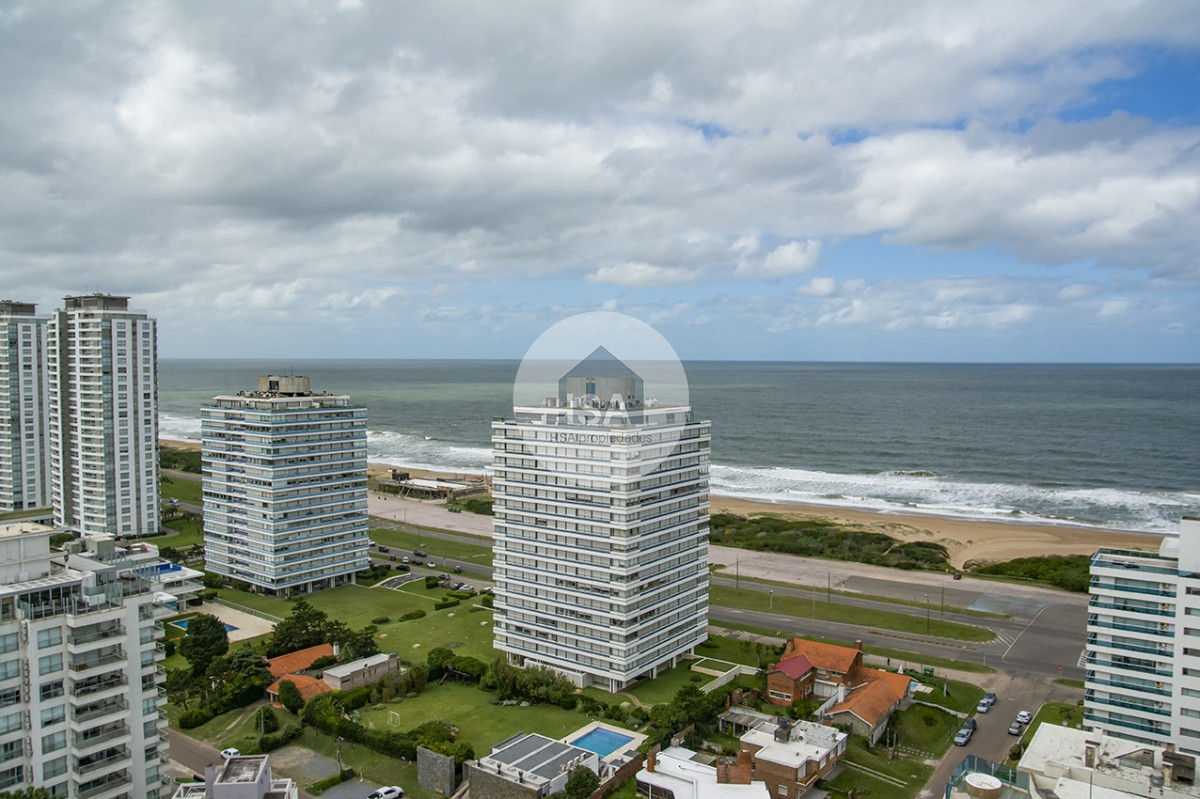 Apartamento ID.635 - Vende apartamento de 3 dormitorios en Wind Tower, piso alto con vista al mar , Punta del Este 