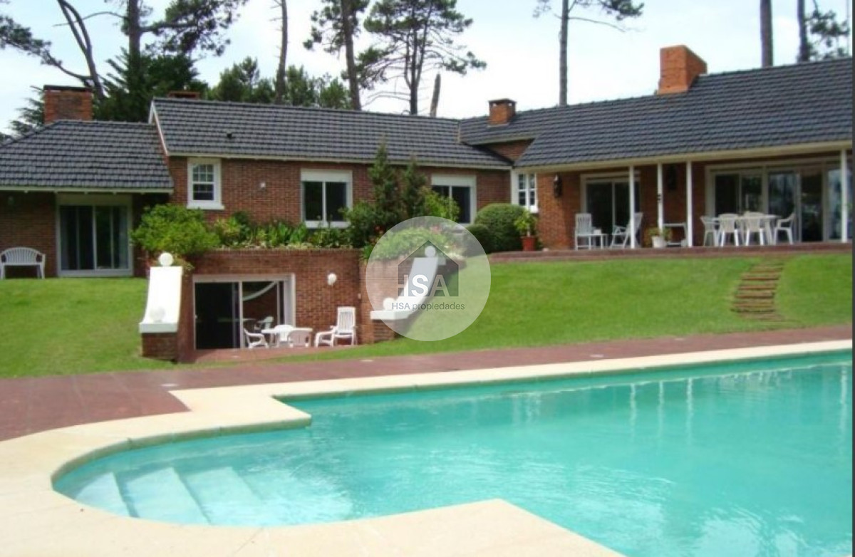 Casa ID.550 - Hermosa casa en venta de 5 dormitorios.