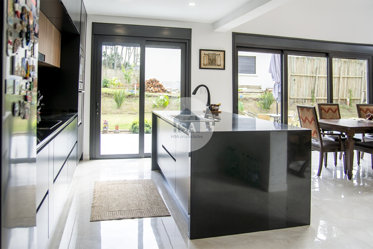 Casa ID.554 - Casa ideal de 4 dormitorios en suite en San Rafael Punta del Este.