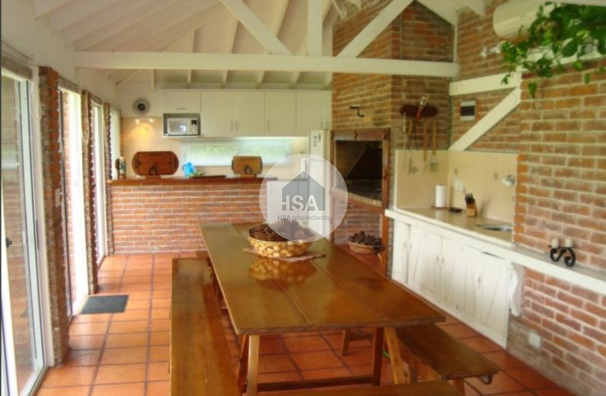 Casa ID.550 - Hermosa casa en venta de 5 dormitorios.
