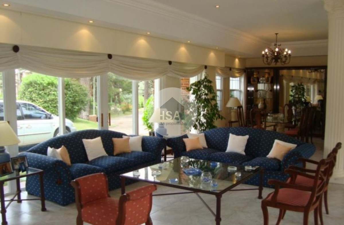 Casa ID.550 - Hermosa casa en venta de 5 dormitorios.