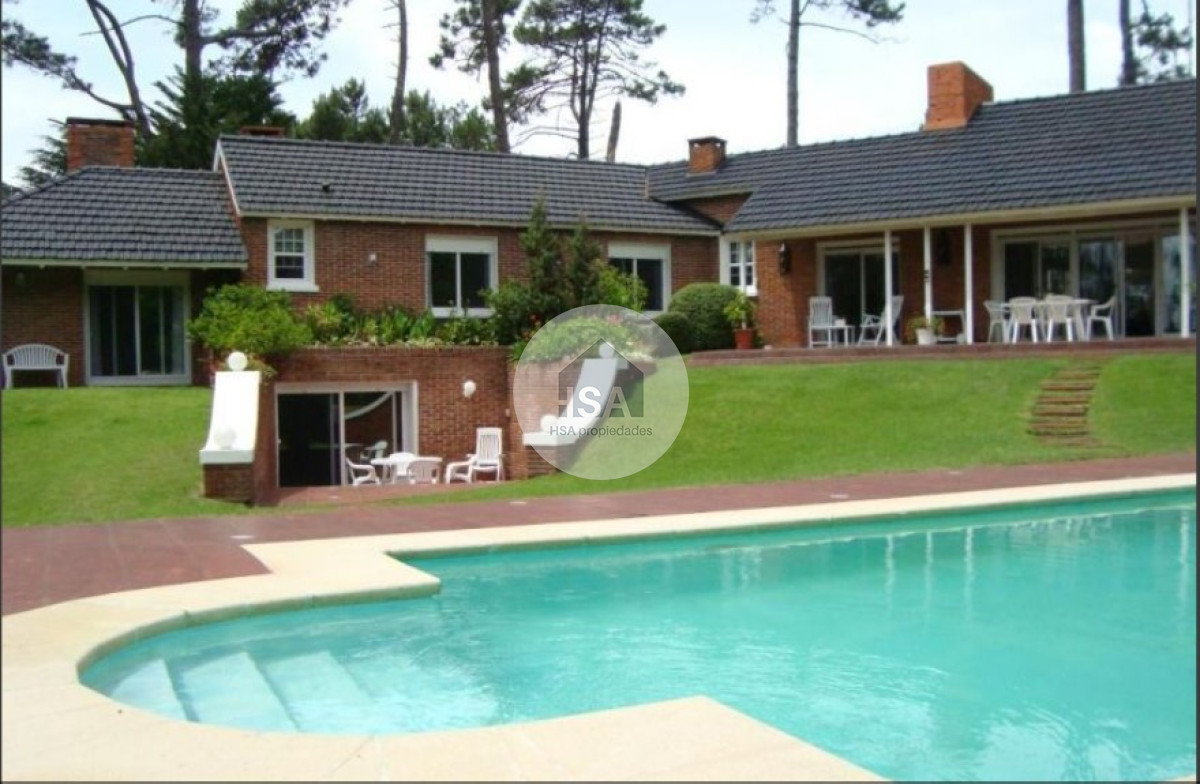 Casa ID.550 - Hermosa casa en venta de 5 dormitorios.