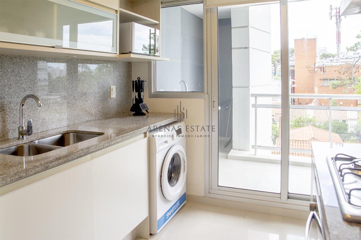 Apartamento ID.4370 - Apartamento de 3 Dormitorios en Playa Mansa en venta  - A Pasos del Mar