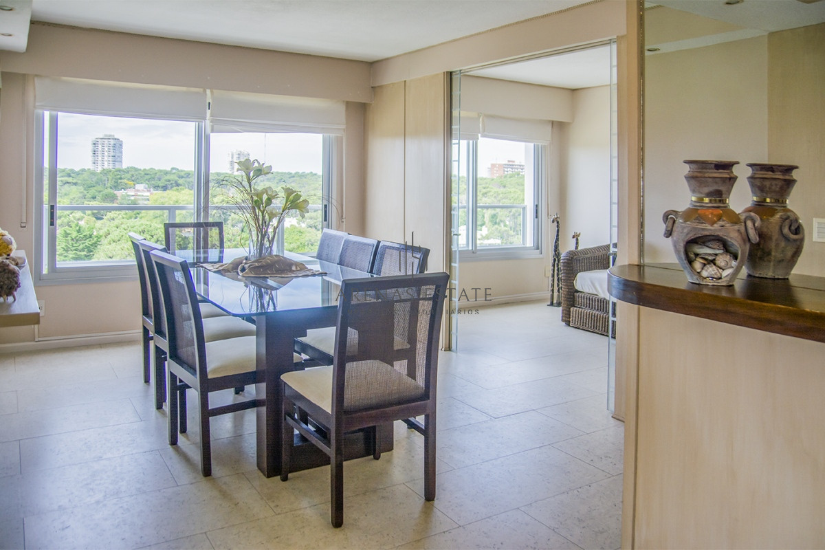 Apartamento ID.2272 - Vende apartamento de 4 dormitorios con 2 cocheras en Lincon Center, Playa Mansa, Punta del Este 
