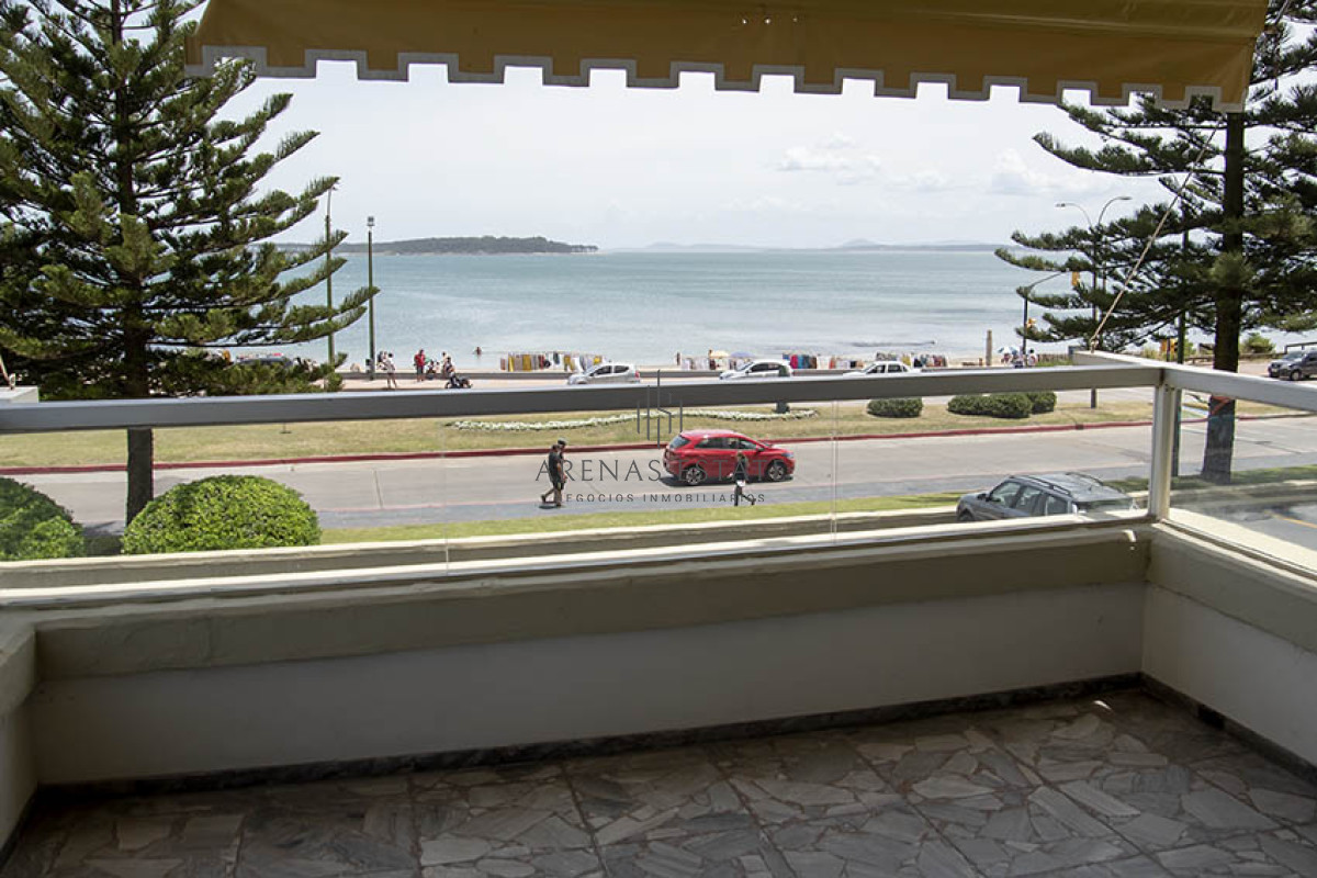 Apartamento ID.2066 - Departamento en primera línea de playa Mansa, con hermosa vista.