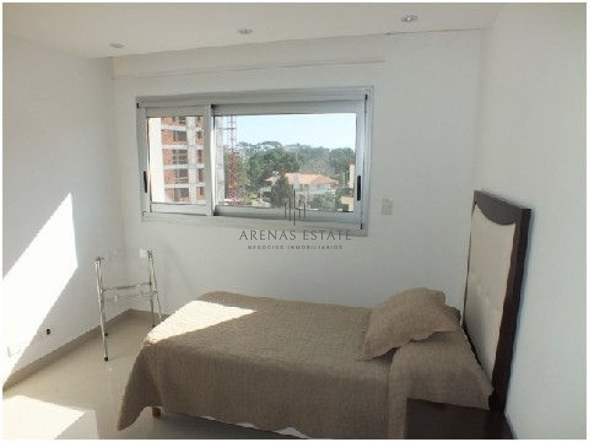 Apartamento ID.2049 - Venta Apartamento de 3 dormitorios en zona Brava, Punta del Este