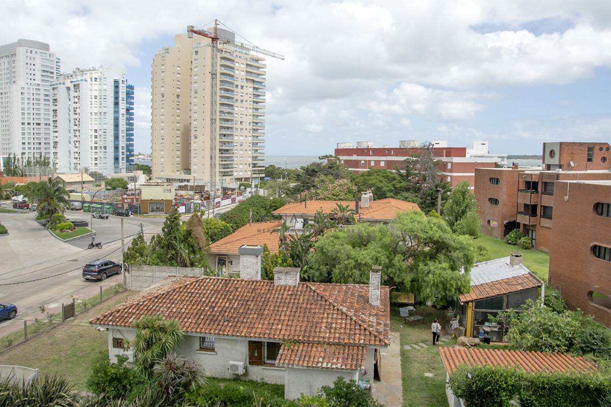 Apartamento ID.4370 - Apartamento de 3 Dormitorios en Playa Mansa en venta  - A Pasos del Mar