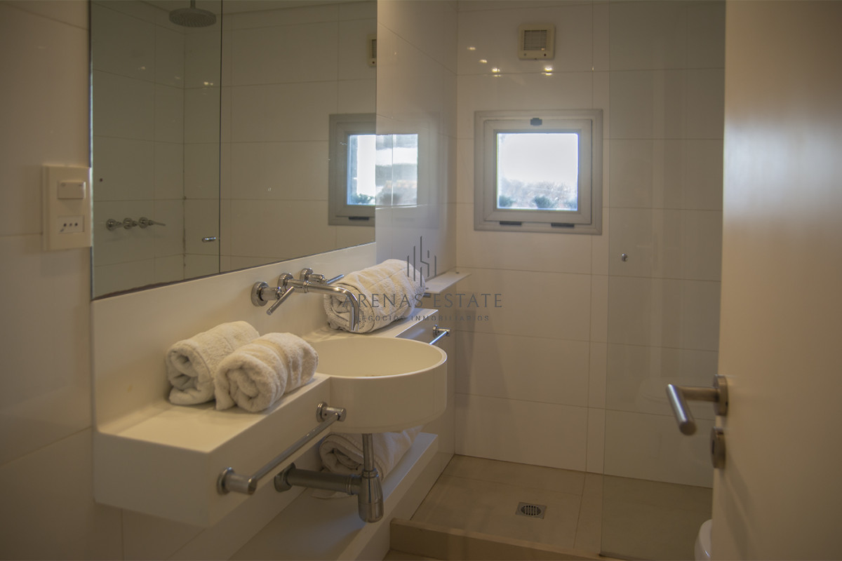 Apartamento ID.2526 - Departamento de 3 dormitorios con parrillero en venta, edificio nuevo en la Peninsula.