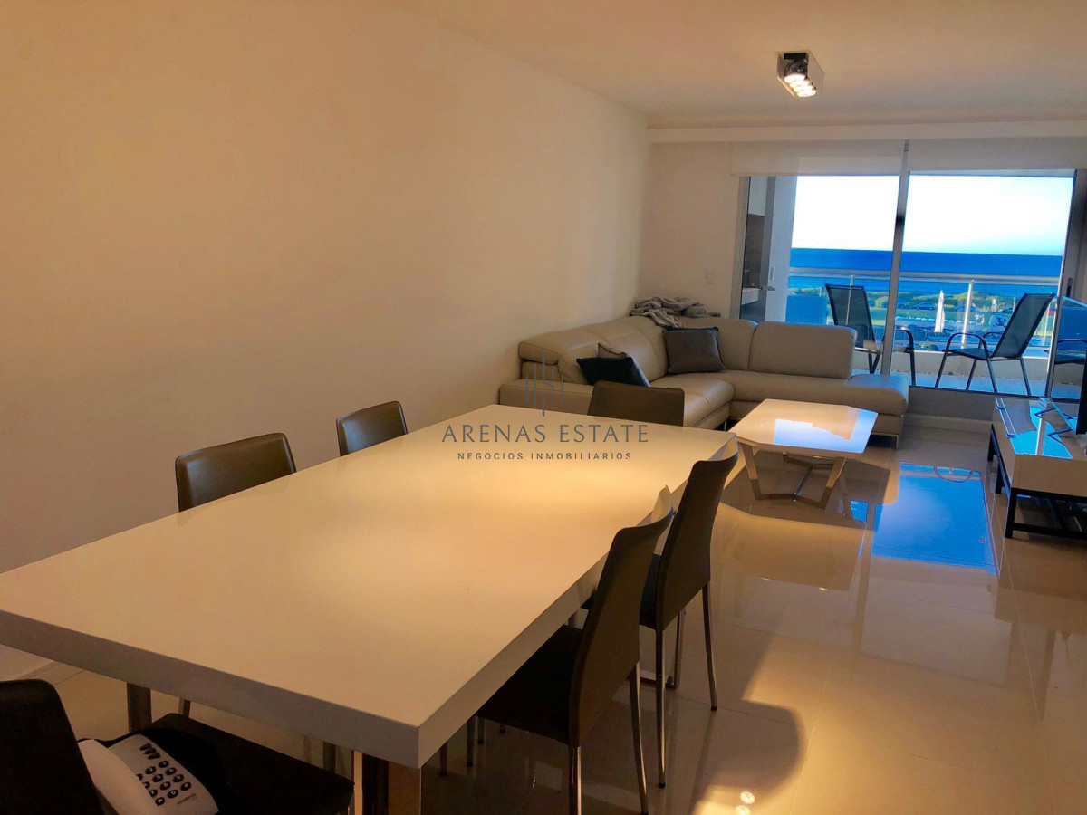Apartamento ID.2060 - Apartamento de 3 dormitorios con parrillero en venta a pasos del mar. 