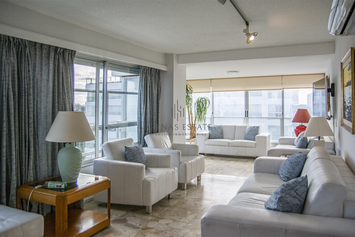 Apartamento ID.2056 - Se vende Hermoso Penthouse frente al mar de 3 dormitorios con barbacoa, Playa Mansa, Punta del Este