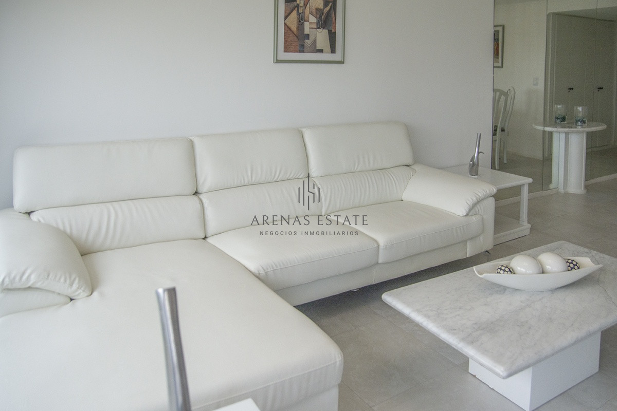 Apartamento ID.2210 - Vende apartamento de 2 dormitorios y medio en Chiverta, Reciclado completo. Punta del Este 